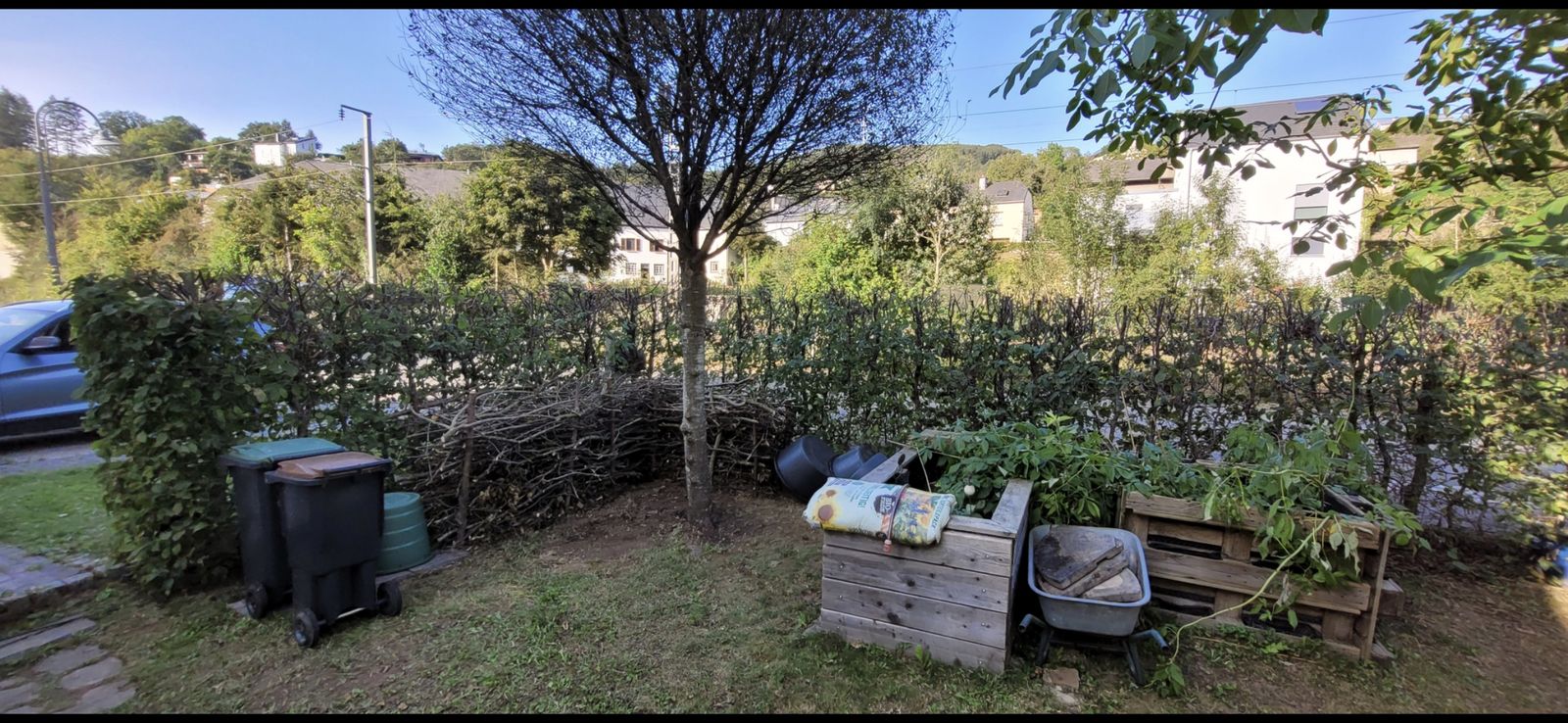 Fertige Benjeshecke am Gartenrand