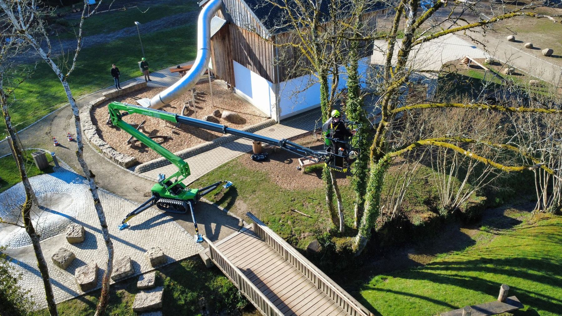 Hubarbeitsbühne am Spielplatz – Kronenpflege über dem Spielbereich