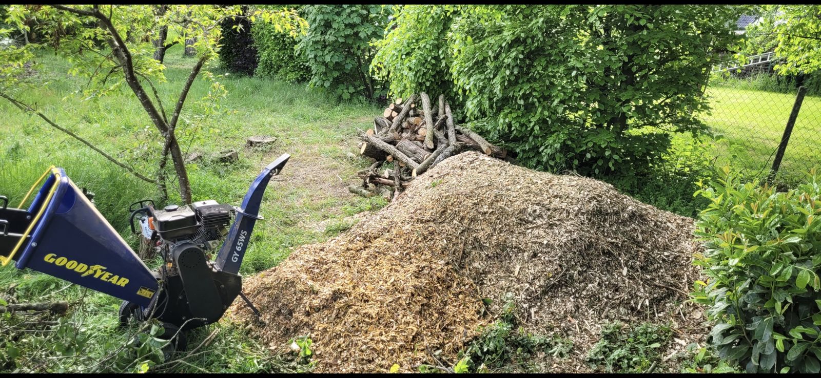 Häcksler und frischer Mulchhaufen – Schnittgut bleibt als Mulch vor Ort