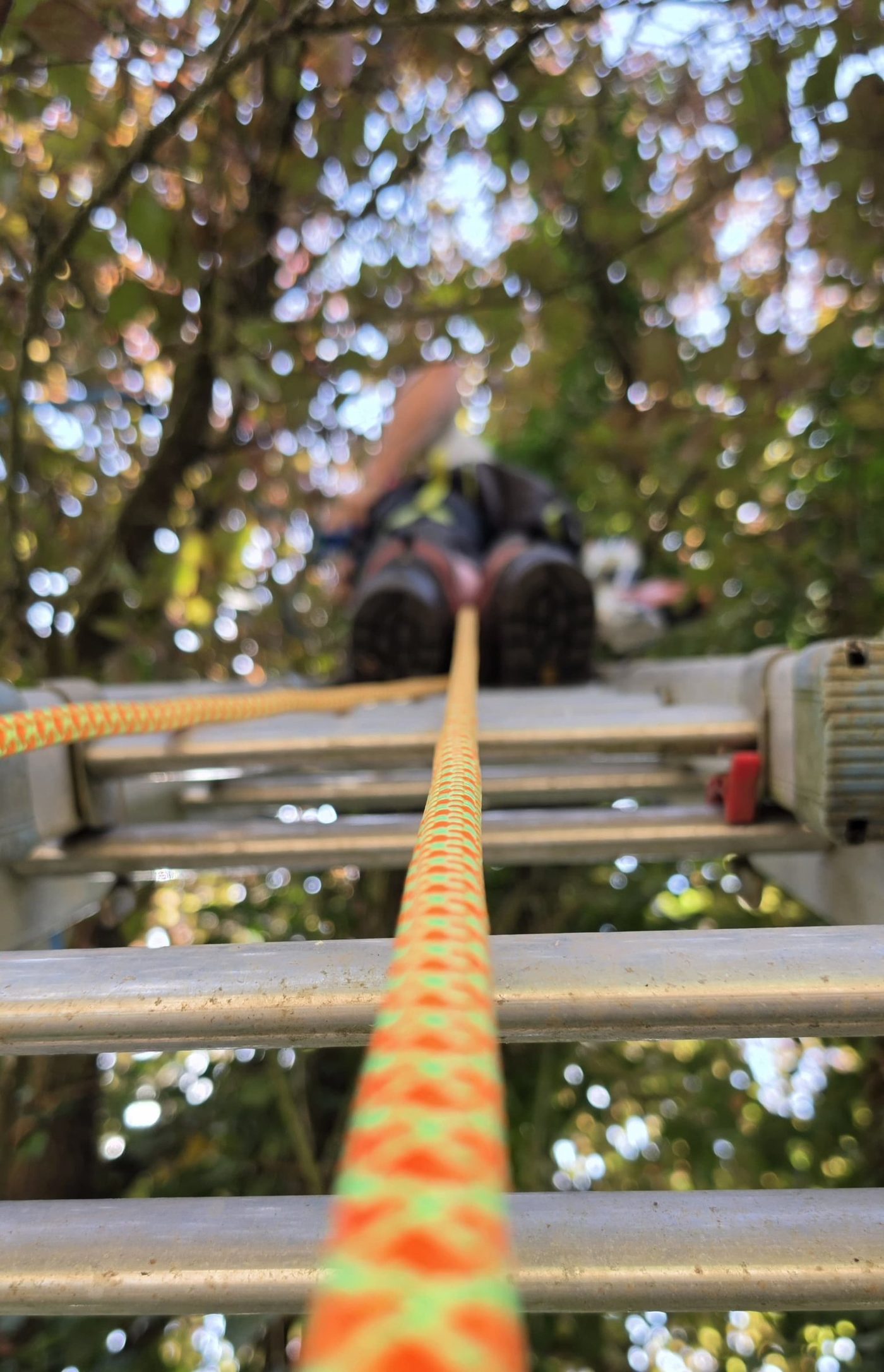 Kontrolle der Klettergeräte vor dem Aufstieg